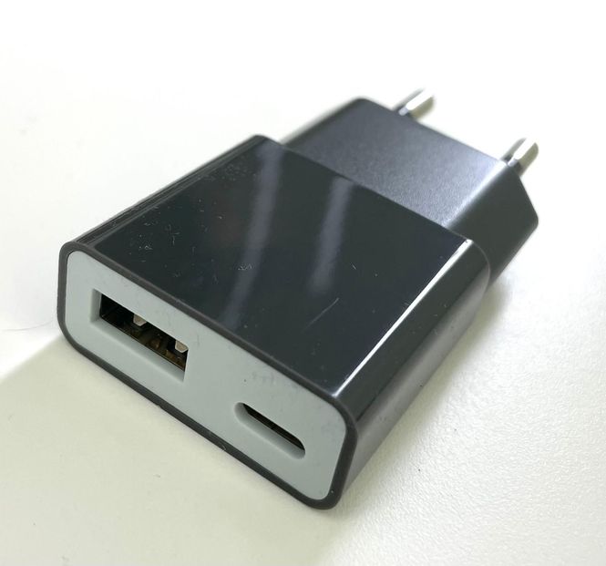 Hovedbilde Universal nettadapter med USB-A og USB-C 